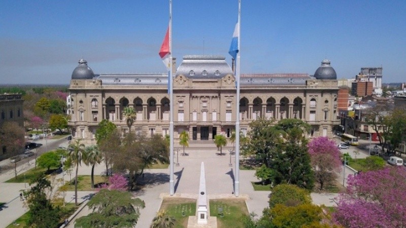 El Ejecutivo provincial decidió otorgar los aumentos estatales por decreto.
