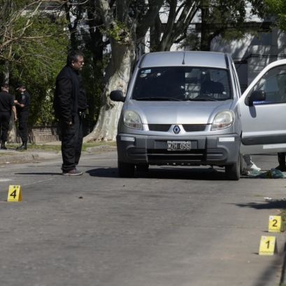 El Renault Kangoo que transportaba la plata del Emporio de las Golosinas, que fue atacado por los ladrones.
