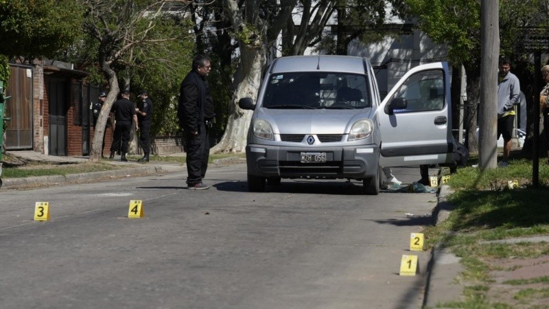 El Renault Kangoo que transportaba la plata del Emporio de las Golosinas, que fue atacado por los ladrones.