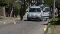 El Renault Kangoo que transportaba la plata del Emporio de las Golosinas, que fue atacado por los ladrones.