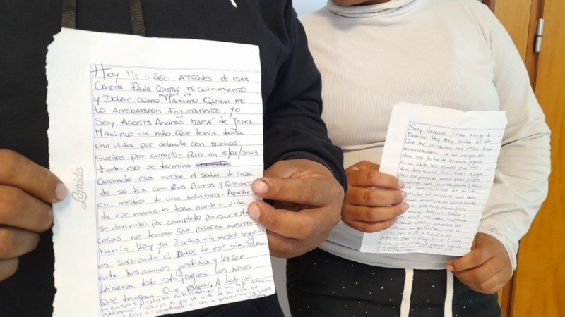Julio Jerez, papá de Maxi, y Alejandra, hermana mayor, sostienen las cartas leídas en la audiencia (Rosario3).