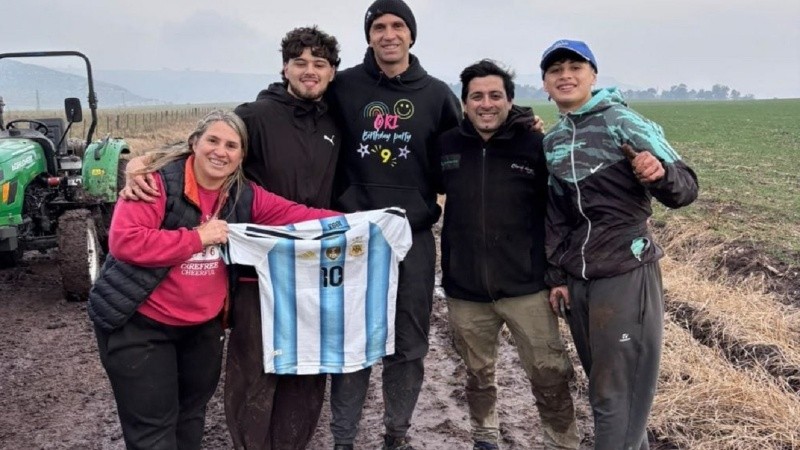 Encontraron al Dibu Martínez varado en un camino rural y lo ayudaron a desencajar su camioneta.
