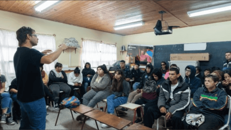 La iniciativa busca promover espacios de reflexión entre niños, niñas y adolescentes sobre distintas problemáticas sociales y la construcción de una ciudadanía comprometida.