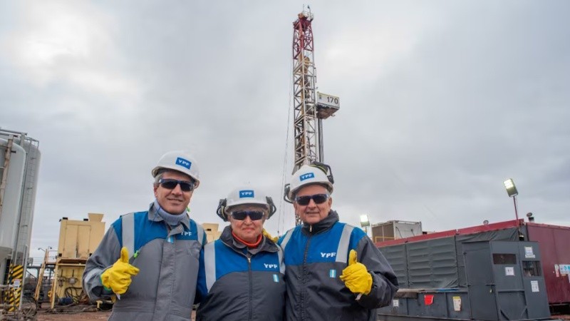 Kristalina Georgieva, directora del FMI junto a Horacio Marín, Ceo y presidente de YPF y Luis Captuo, ministro de Economía con sus equipos en Loma Campana.