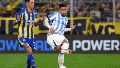 Di María intenta bloquear un pase de salida de Rojo.