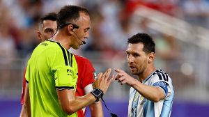 Messi le señala algo al portugués Joao Pinheiro en el cruce de Argentina con Suiza en el Mundial 2026.