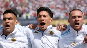 Lisandro Martínez (medio) y Alexis Mac Allister (derecha) cantando el himno argentino en el Mundial.