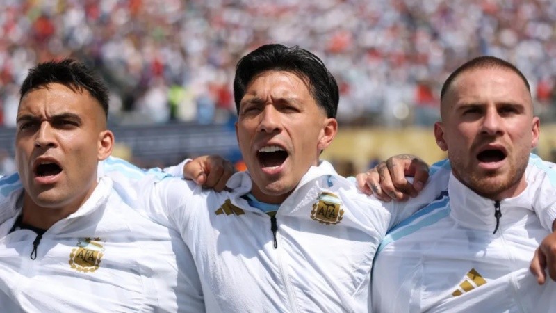 Lisandro Martínez (medio) y Alexis Mac Allister (derecha) cantando el himno argentino en el Mundial.