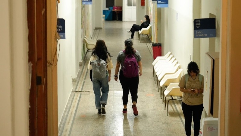 De acuerdo al último informe disponible de la UNR, el número de extranjeros en la carrera de Medicina ronda el 23 por ciento. En toda la universidad, son menos del 5 por ciento.