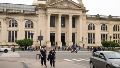 La ley de Educación Superior como la ley de Política Migratoria prohíben cobrarle a extranjeros residentes y la mayoría de los extranjeros de la UNR son de países que pertenecen al Mercosur que, justamente, pueden obtener la residencia permanente.