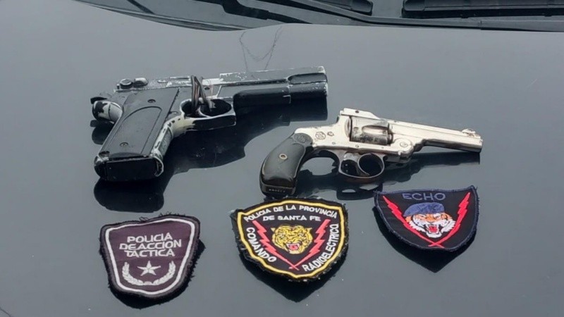 La réplica de arma de fuego y el revólver que estaban en poder del adolescente de 16 años tras ser detenido. (Foto: Unidad Regional 2 de Policía)