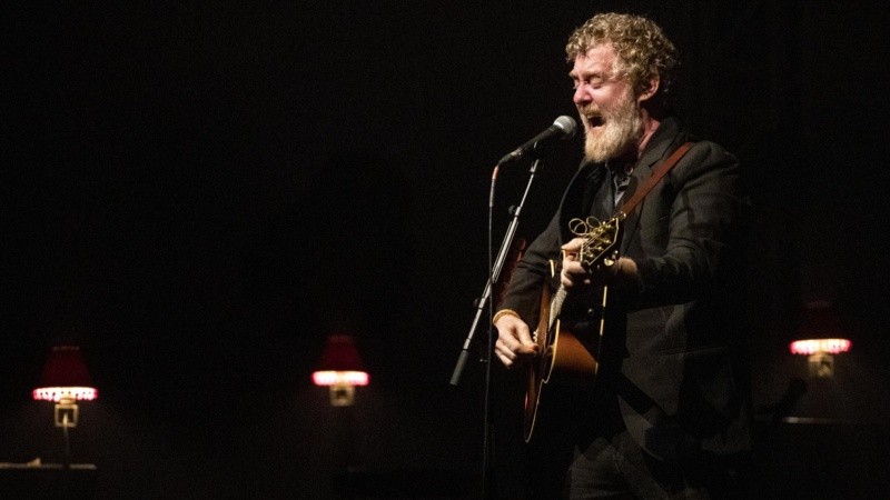 Glen Hansard actúa en el escenario durante un concierto en el Festival Blue Balls en Lucerna, Suiza, el 23 de julio de 2019. (Foto: EFE)&nbsp;