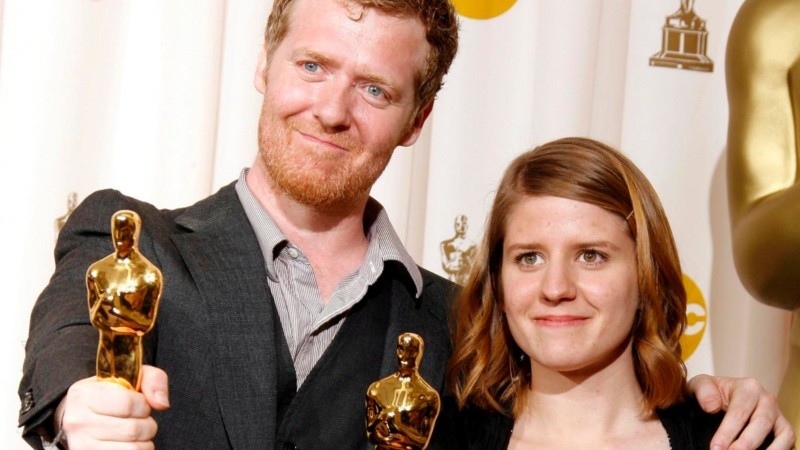 El músico irlandés Glen Hansard y la música checa Marketa Irglova sostienen sus premios Óscar a la Mejor Canción Original por Falling Slowly.