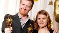 El músico irlandés Glen Hansard y la música checa Marketa Irglova sostienen sus premios Óscar a la Mejor Canción Original por Falling Slowly.