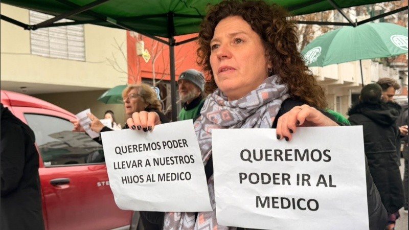 Afiliados a la obra social del personal de las Fuerzas Armadas (Iosfa) protagonizaron este miércoles un abrazo solidario.