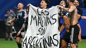 La bandera que desplegaron los jugadores luego del partido ante Inglaterra.