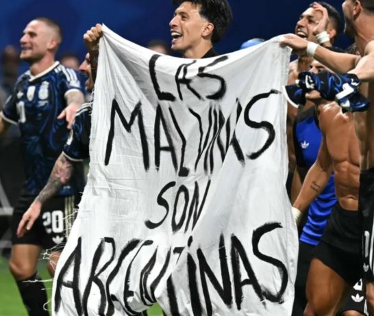 La bandera que desplegaron los jugadores luego del partido ante Inglaterra.