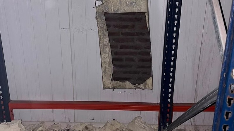 Un hombre quedó atrapado y luego fue detenido.