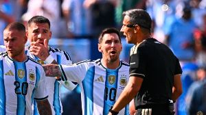 El árbitro reveló las charlas que tuvo con Messi en la final.