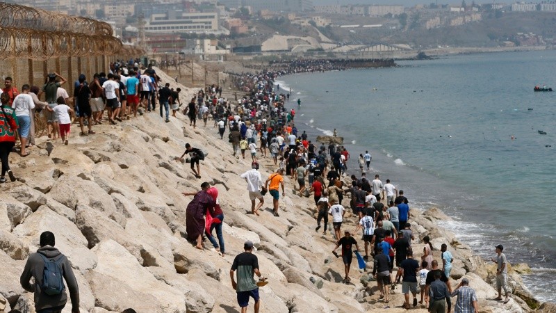 Miles de jóvenes marroquíes llegaron este jueves a la frontera entre Castillejos (Marruecos) y Ceuta para tratar de cruzar la valla que separa las dos ciudades.