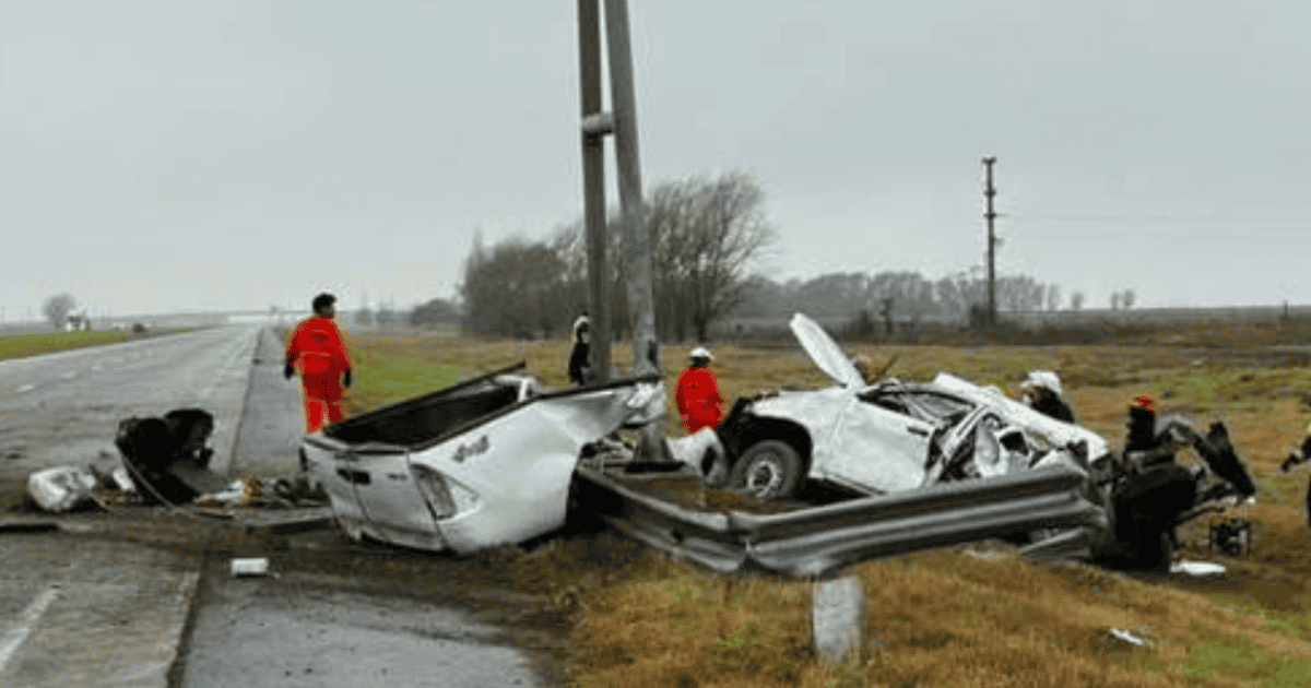Tragedia en la autopista: una Toyota Hilux partida al medio y tres vidas perdidas