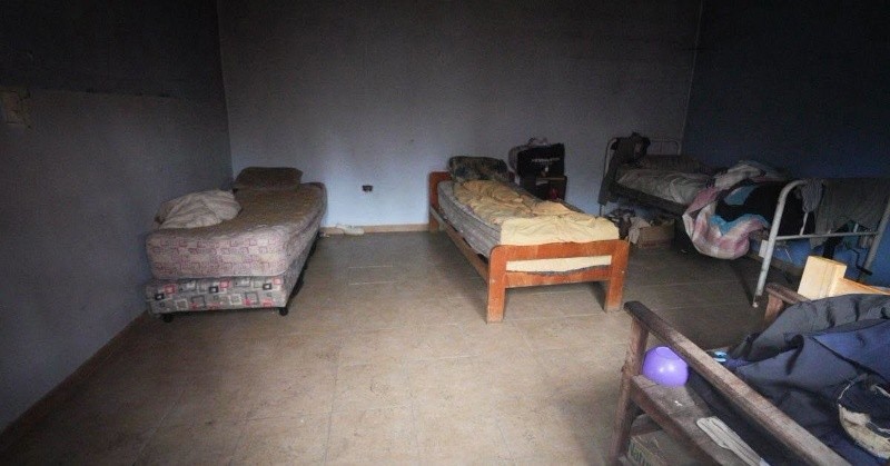 Las instalaciones precarias de la 'residencia' para varones.