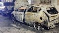 Los dos autos alcanzados por el fuego y el frente de la casa afectado.