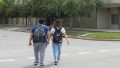 Fotografía de archivo muestra a adolescentes camino a la escuela.
