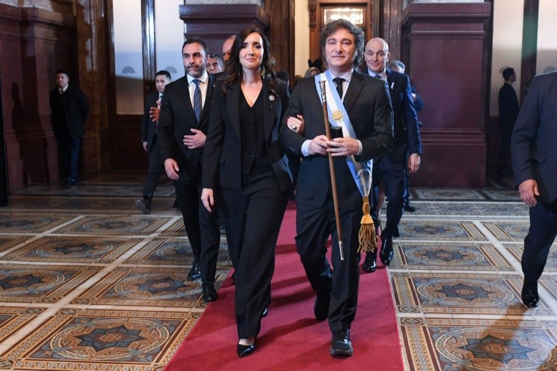 &nbsp;Otros tiempos. Milei y Villarruel entrando del brazo al Congreso nacional.