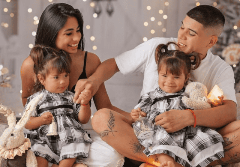 Thiago Medina junto a sus hijas y Daniela Celis, su ex pareja.&nbsp;