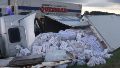 Un camión que transportaba lácteos volcó sobre el cantero central de la autopista Rosario-Córdoba.