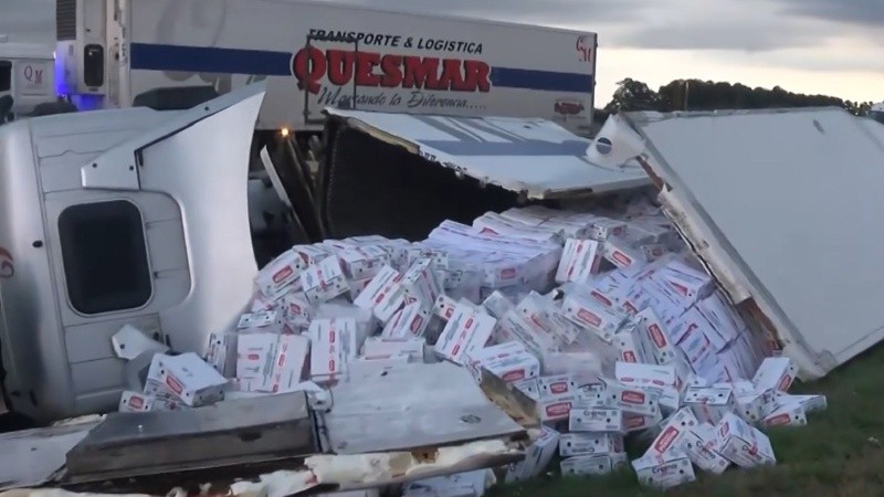 Un camión que transportaba lácteos volcó sobre el cantero central de la autopista Rosario-Córdoba.