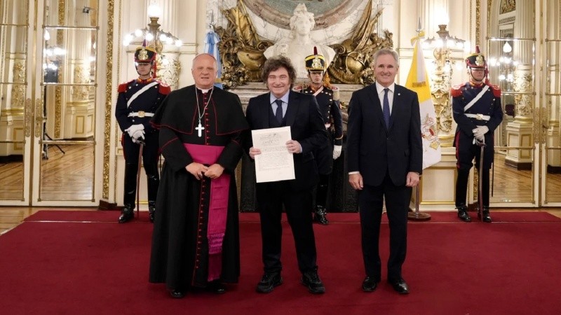 Javier Milei recibió al enviado del Vaticano para comenzar a definir los detalles de la visita del papa León XIV a Argentina.