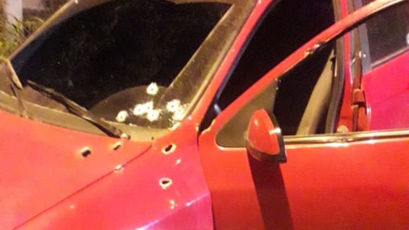 El auto donde dispararon contra Damián Gómez.