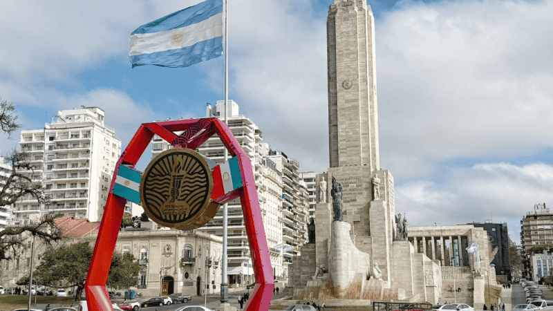 Así es la estructura de la cuenta regresiva que se instaló frente al Monumento.