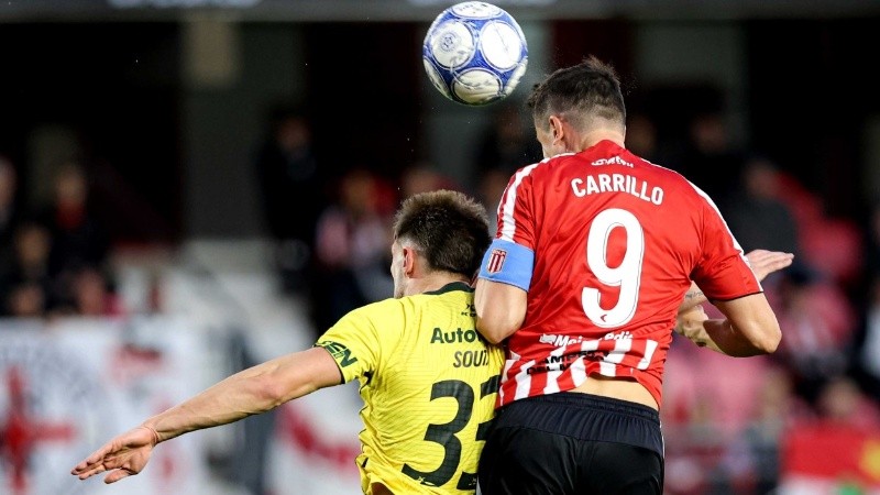 Carrillo y su martillazo al gol (Fotobaires).