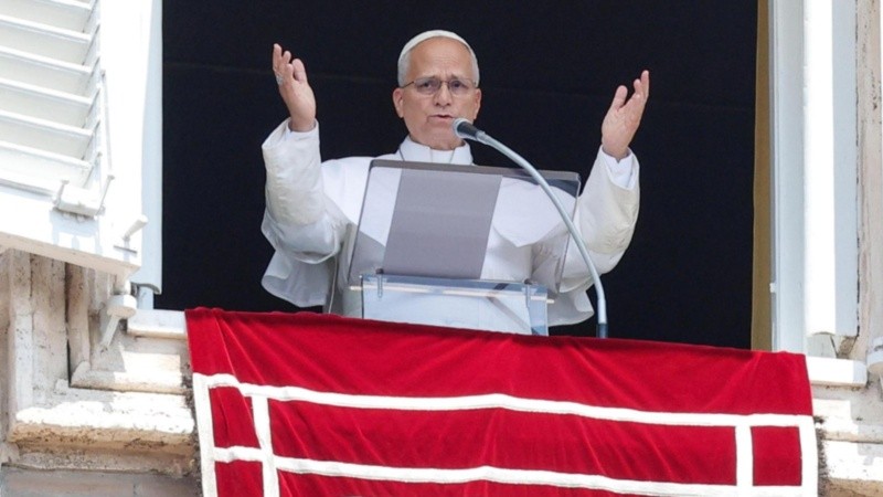 Vatican City (Vatican City State (Holy See)), 02/08/2026.- Pope Leo XIV leads his Angelus prayer from the window of his office overlooking Saint Peter's Square, Vatican City, 02 August 2026. (Papa) EFE/EPA/GIUSEPPE LAMI