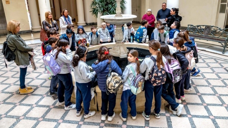 El Palacio de los Leones tiene en funcionamiento un programa de visitas guiadas (MR).