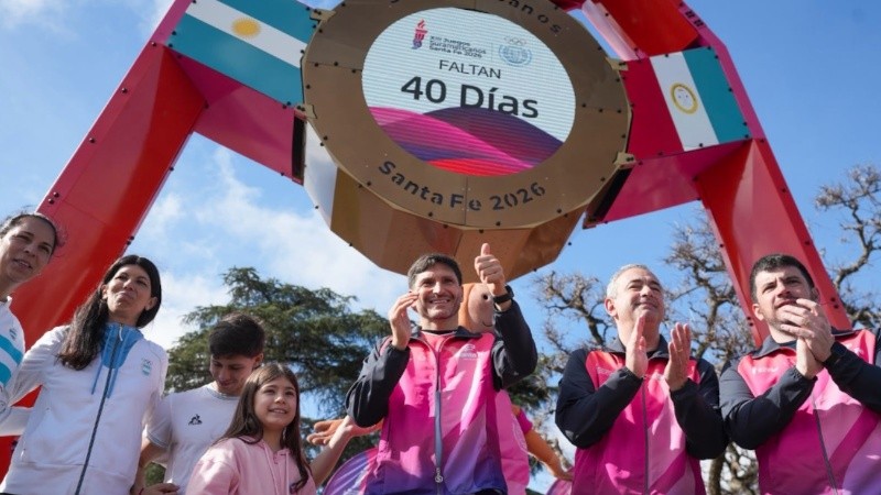 Se encendió el reloj del Portal Suramericano de Rosario en el Parque Nacional a la Bandera (Prensa Gobernación).