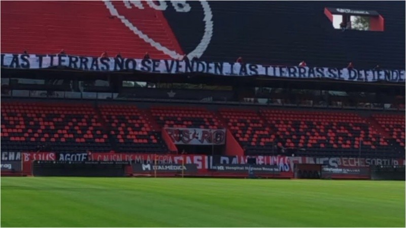 La bandera colgada en una platea del Coloso.