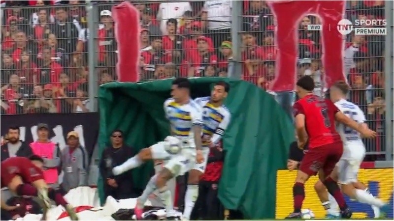 La pelota pegó en la mano de Di Lollo: ¿era penal para Newell's?