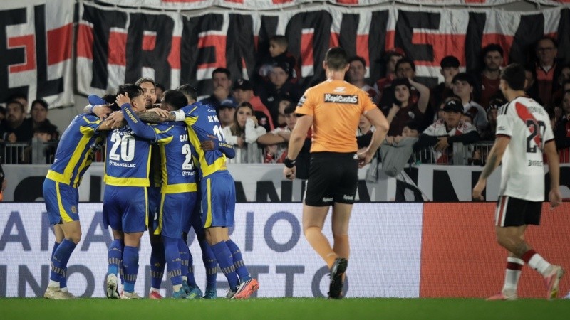 Un abrazo que vale tres puntos para acomodarse en la tabla tras un mal comienzo. (FotoBaires)