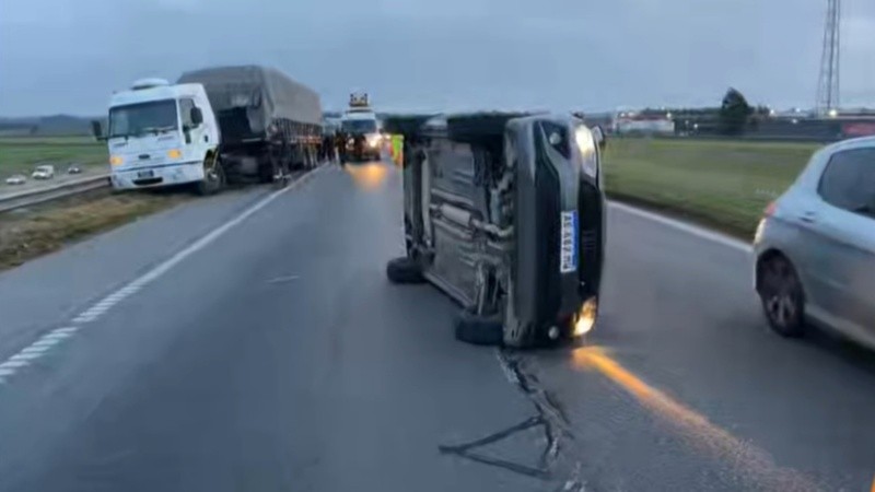 El auto quedó volcado en la calzada sobre su costado izquierdo.
