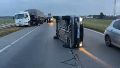 El auto quedó volcado en la calzada sobre su costado izquierdo.