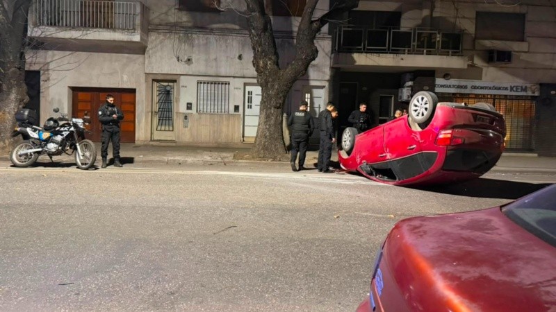 El auto quedó volcado sobre calle San Juan al 3900. (Foto: Unidad Regional 2 de Policía).