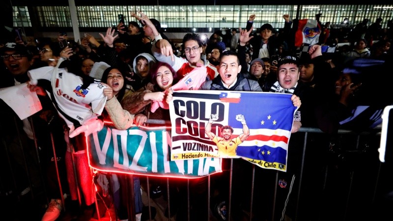 Hinchas de Colo-Colo fueron a recibir a Vozinha en el aeropuerto de Santiago. (Foto: EFE)&nbsp;