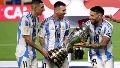 Di María, Messi y Otamendi con el trofeo de la Copa América en Estados Unidos 2024.