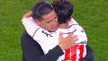 Jonathan, de 34 años, y Agustín, de 18, en un momento que emocionó a todos. (imagen TV)