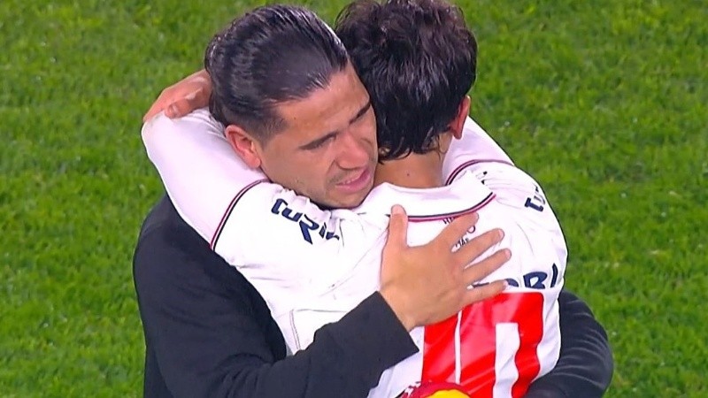 Jonathan, de 34 años, y Agustín, de 18, en un momento que emocionó a todos. (imagen TV)