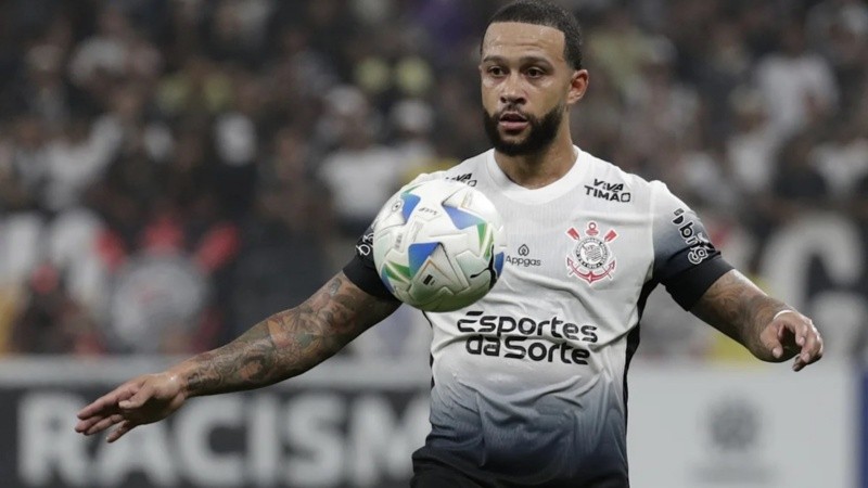 El delantero Memphis Depay todavía no volvió a Brasil para sumarse al Corinthians: negocia su renovación.